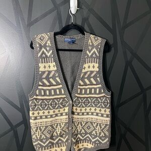 Abercrombie & Fitch Gray and Cream Patterned Sweater Vest